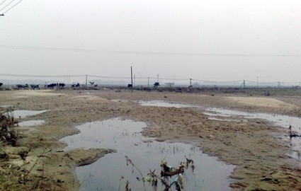 Nhà bà Nguyễn Thị Nghĩa bị lũ đánh sập Sau nhiều ngay ngâm trong nước lũ, nhiều người đã bị nước ăn chân Chị Trần Thi Soa ngán ngẫm chưa biết tính sao khi nước lũ rút để lại toàn cát trên 2 sào ruộng của gia đình Không chỉ ruộng chị Soa mà cả xã Liên Minh có đến 5 ha bị ngập cát Tường bao phía trước trường THCS bị đổ hoàn toàn... phía sau đổ một nửa Hàng chục bàn ghế hư hỏng, rữa ra sau khi nước rút