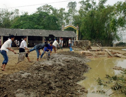 Chính quyền địa phương tích cực đưa gạo đến người dân ĐVTN trường Trung cấp Kỹ nghệ Hà Tĩnh đến giúp trường THCS lấp mặt bằng... nạo vét lớp bùn đất Lực lượng Cảnh sát cơ động (Bộ Công an) giúp dọn dẹp vệ sinh môi trường