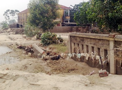 Nhà bà Nguyễn Thị Nghĩa bị lũ đánh sập Sau nhiều ngay ngâm trong nước lũ, nhiều người đã bị nước ăn chân Chị Trần Thi Soa ngán ngẫm chưa biết tính sao khi nước lũ rút để lại toàn cát trên 2 sào ruộng của gia đình Không chỉ ruộng chị Soa mà cả xã Liên Minh có đến 5 ha bị ngập cát Tường bao phía trước trường THCS bị đổ hoàn toàn... phía sau đổ một nửa Hàng chục bàn ghế hư hỏng, rữa ra sau khi nước rút