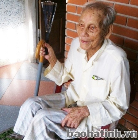 Mỗi sáng, cụ Thưởng lại đi bộ thăm nhà hàng xóm, đến hỏi han trò chuyện với các phụ lão trong phường