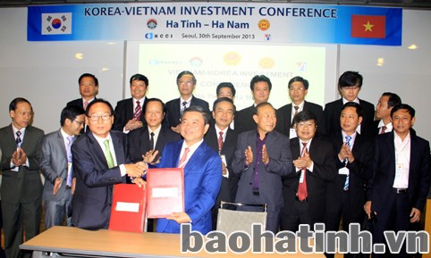 Chủ tịch UBND tỉnh Võ Kim Cự và Chủ tịch Hiệp hội các nhà quản lý ngành công nghiệp vừa và nhỏ Hàn Quốc ký biên bản ghi nhớ, thỏa thuận hợp tác.
