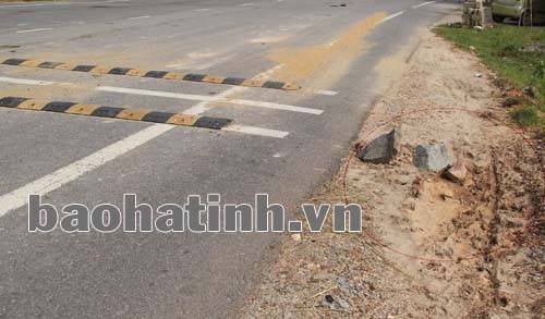 Do phải tránh gờ giảm tốc nên xe ô tô đã phải lấn sang lề đường nơi dành cho xe thô sơ và người đi bộ gây mất ATGT và sụt lún lề đường