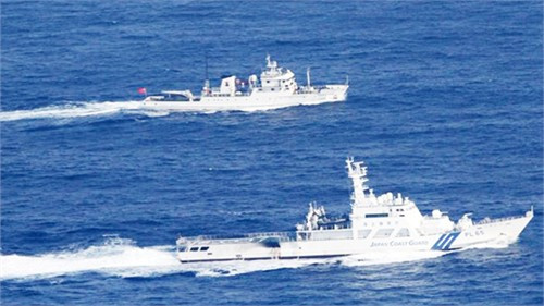 Tàu tuần tra Nhật Bản (trước) theo sát tàu Trung Quốc gần Senkaku/Điếu Ngư