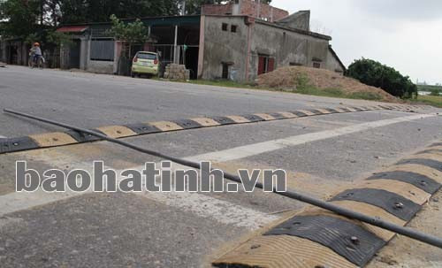 Gờ giảm tốc cao hơn mặt đường từ 6-7cm
