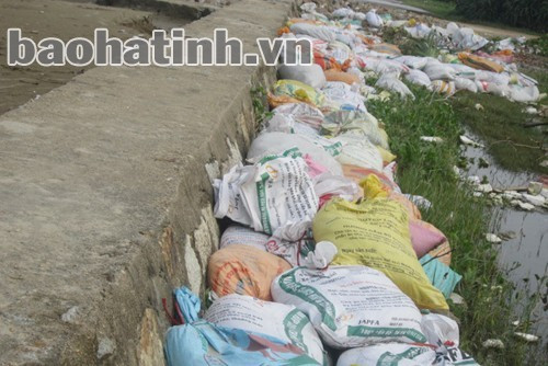 Các kè biển trên địa bàn huyện đã được gia cố bằng bao bì cát và đá tảng