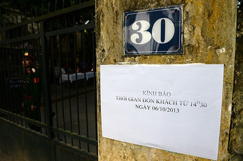 Theo thông báo của gia đình thì đồng bào viếng Đại tướng từ 14h30 đến 18h ngày 6/10. Kể từ ngày 7-11/10, ngôi nhà sẽ mở cửa từ 8h-11h30 (sáng), 14-18h (chiều).