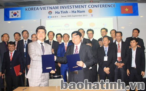 Tổng Giám đốc Tổng Công ty KS&TM Hà Tĩnh Dương Tất Thắng và đại diện Công ty Dongcheon ký ghi nhớ về cung cấp khoáng sản. Giám đốc Công ty chăn nuôi Mitraco Lê Văn Nhị và Giám đốc Công ty công nghệ môi trường Kukajae Lee Jin Seok ký ghi nhớ về chuyển giao công nghệ thiết bị xử lý môi trường sau chăn nuôi.