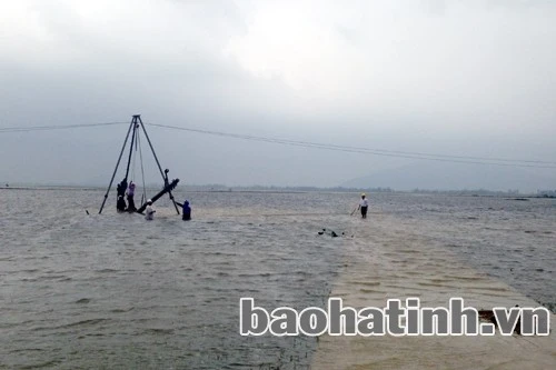 Ngành Điện Hà Tĩnh đang nỗ lực khắc phục hậu quả, phấn đấu ngày 6/10 cấp điện đến 100% xã