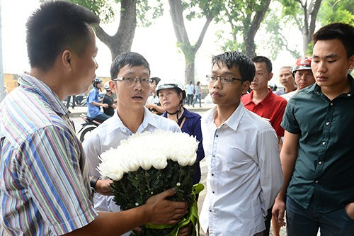 Một nhóm bạn trẻ mang hoa tới để tỏ lòng thành kính với Đại tướng. Tất cả hoa đều được người nhà hoặc các vệ binh chuyển vào nhà.