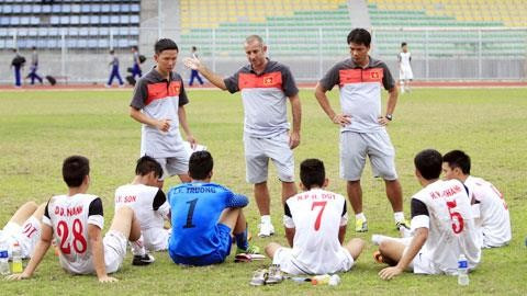 HLV Guillaume Graechen cùng các học trò