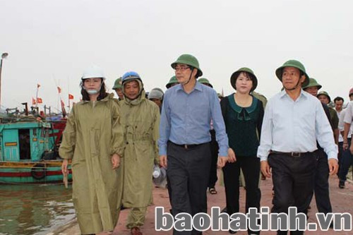 Bộ trưởng Cao Đức Phát và các đồng chí lãnh đạo tỉnh kiểm tra khu vực neo đậu, trú tránh tàu thuyền tại Thạch Kim (Lộc Hà)...