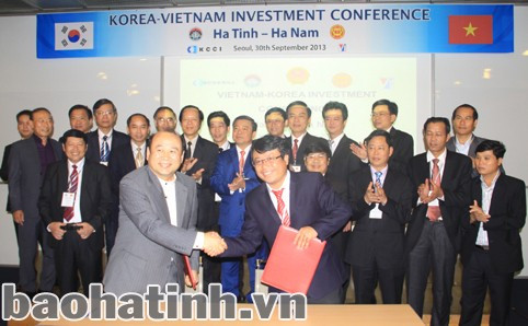 Tổng Giám đốc Tổng Công ty KS&TM Hà Tĩnh Dương Tất Thắng và đại diện Công ty Dongcheon ký ghi nhớ về cung cấp khoáng sản. Giám đốc Công ty chăn nuôi Mitraco Lê Văn Nhị và Giám đốc Công ty công nghệ môi trường Kukajae Lee Jin Seok ký ghi nhớ về chuyển giao công nghệ thiết bị xử lý môi trường sau chăn nuôi.