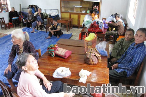 Người già và trẻ em được di dời về Trường tiểu học Xuân Hội