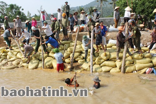Nhân dân xã Thạch Bàn gia cố bờ khe Trung Miện