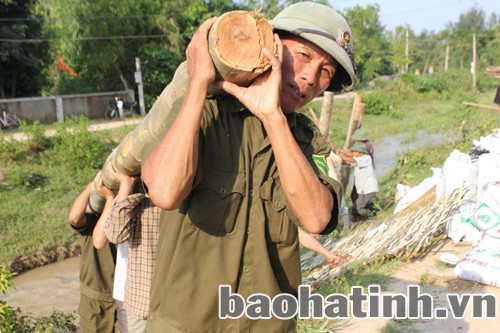 Không kể già, trẻ, lớn bé, tất cả người dân xã Thạch Bàn đều tích cực xử lý sự cố và triển khai phòng, chống bão