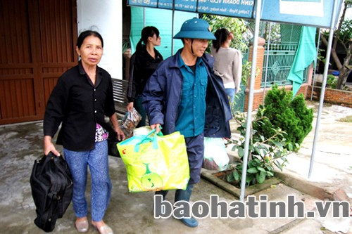 Dân quân tư vệ giúp người dân xã Xuân Hội di dời tránh bão