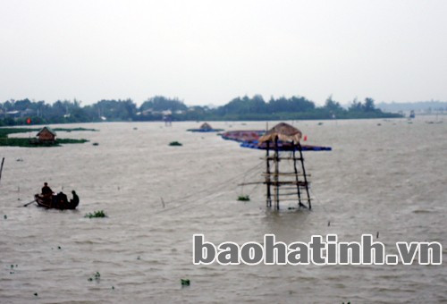 Tuyệt đối không được để người ở lại trên các lồng bè, chòi canh. Ảnh: Trí Thức