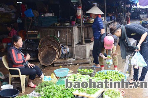Mặt hàng rau, củ trở nên khan hiếm ở các chợ sau bão.