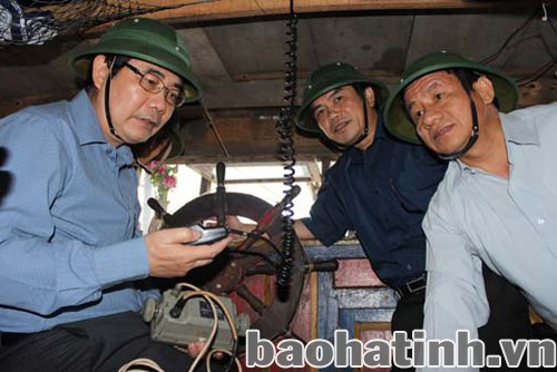 ... và kiểm tra thiết bị liên lạc trên thuyền của ngư dân