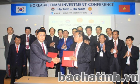 Trưởng BQL KKT Vũng Áng Hồ Anh Tuấn và Tổng giám đốc Công ty TNHH Tea Lim-Vina thỏa thuận đầu tư xây dựng khu nhà ở, biệt thự liền kề với tổng mức đầu tư 10 triệu USD.