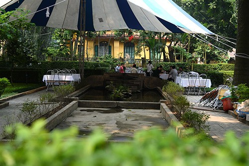 Bên trong ngôi nhà, công tác chuẩn bị đang diễn ra để đón tiếp khách viếng.