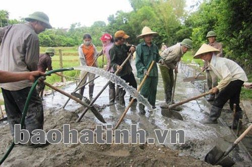 Nhân dân xã Kỳ Hợp (Kỳ Anh) làm đường giao thông nông thôn