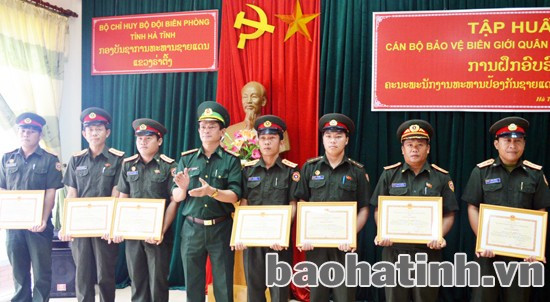 ... và khen thưởng 7 cán bộ xuất sắc trong học tập và giúp đỡ nhân dân Hà Tĩnh khắc phục hậu quả bão, lũ