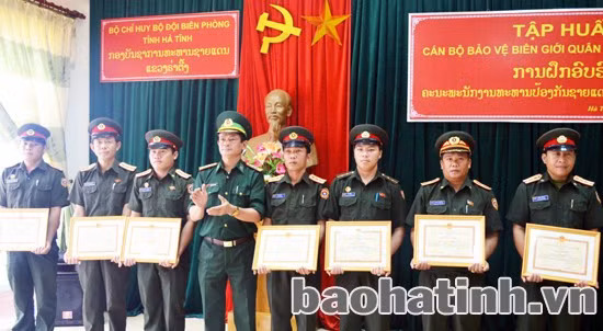 ... và khen thưởng 7 cán bộ xuất sắc trong học tập và giúp đỡ nhân dân Hà Tĩnh khắc phục hậu quả bão, lũ