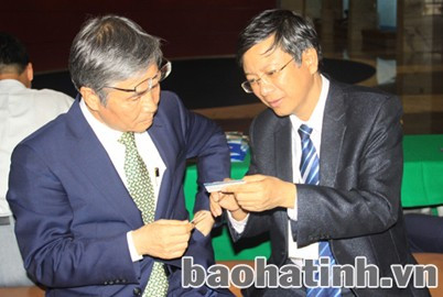 Trưởng BQL Khu vực mỏ sắt Thạch Khê Thái Văn Hóa cùng các nhà đầu tư Hàn Quốc trao đổi thông tin về tiềm năng, cơ hội đầu tư vào Hà Tĩnh