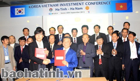 Chủ tịch UBND tỉnh Võ Kim Cự và Chủ tịch Diễn đàn Hiệp hội doanh nghiệp vừa và nhỏ Hàn Quốc Lee Sungmok ký biên bản ghi nhớ, thỏa thuận hợp tác.