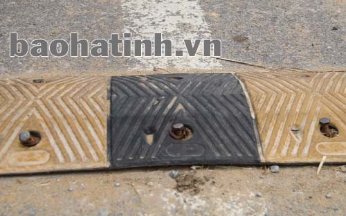 Nhiều chiếc đinh nhô lên khỏi gờ giảm tốc gây nguy hiểm cho phương tiện khi đi qua đây