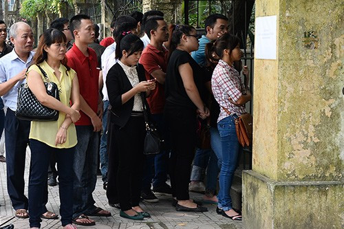 Sáng 6/10, đã có rất đông người dân thủ đô và các vùng lân cận tới ngôi nhà 30 Hoàng Diệu để chờ viếng Đại tướng Võ Nguyên Giáp.