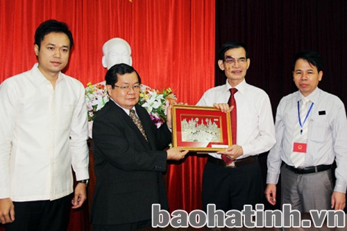 Tổng Lãnh sự Phommaseng Khamsene trao quà lưu niệm cho lãnh đạo tỉnh Hà Tĩnh