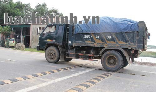 Xe tải nặng khi đi qua đây bị ảnh hưởng rất lớn do bị gằn mạnh