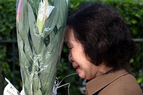 Người phụ nữ không thể nén được xúc động khi đến viếng Đại tướng.