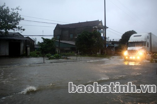 Nước ngập nửa bánh xe trên QL 1A