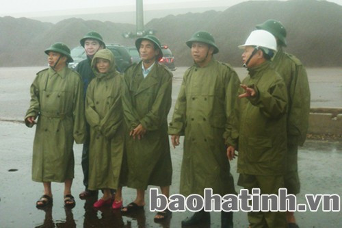 Phó Chủ tịch UBND tỉnh Đặng Quốc Khánh cùng đoàn công tác kiểm tra công tác phòng chống bão số 10 tại Cảng Vũng Áng