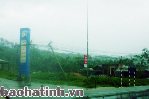 Cột điện nghiêng đổ