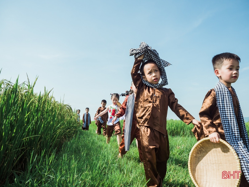Ngộ nghĩnh bộ ảnh “Bé làm nông dân” của trẻ Mầm non Trí Đức