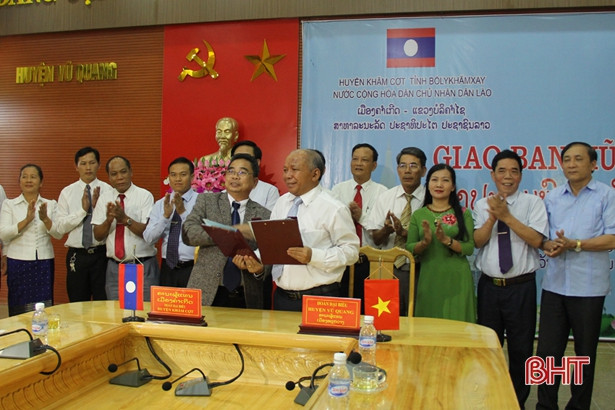 Huyện Khăm Cợt muốn học hỏi kinh nghiệm làm NTM của Vũ Quang