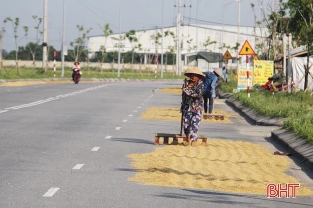 Tái diễn tình trạng biến đường thành... sân phơi!