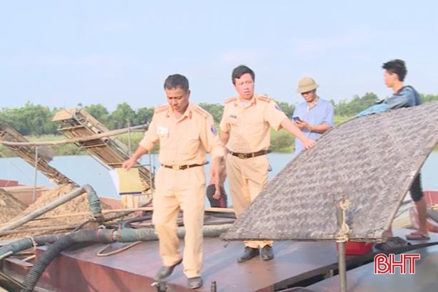 Bắt quả tang 3 xà lan khai thác cát trái phép trên sông Ngàn Sâu