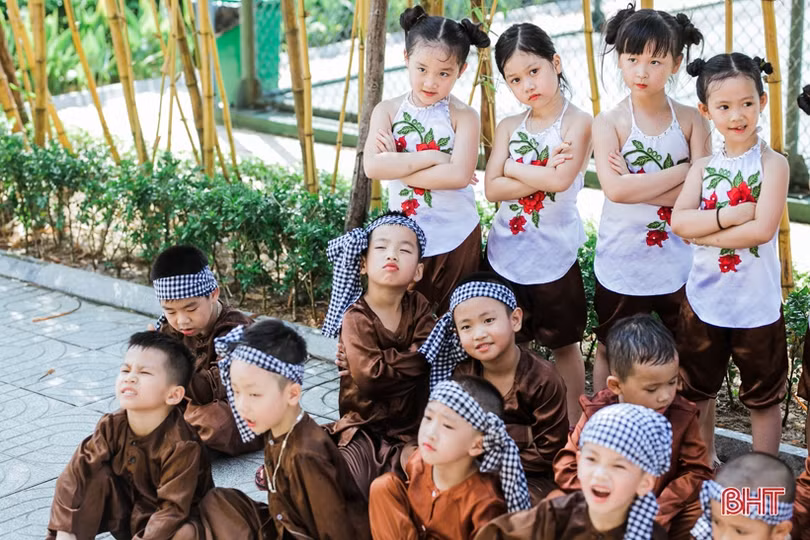 Ngộ nghĩnh bộ ảnh “Bé làm nông dân” của trẻ Mầm non Trí Đức