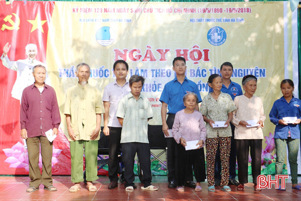 Khám bệnh, cấp thuốc miễn phí cho 500 người nghèo xã Hồng Lộc