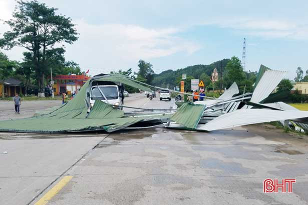 loc xoay boc mai che bay trum len o to dang chay tren ql1a