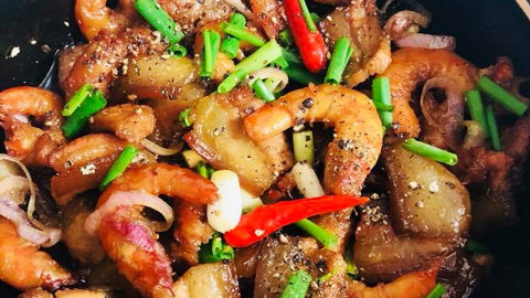 Làm ngay tôm thịt kho tiêu ngon lành cho bữa tối