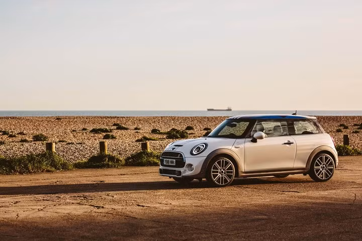 Ngắm nhìn chiếc Mini đặc biệt chào đón đám cưới Hoàng tử Harry