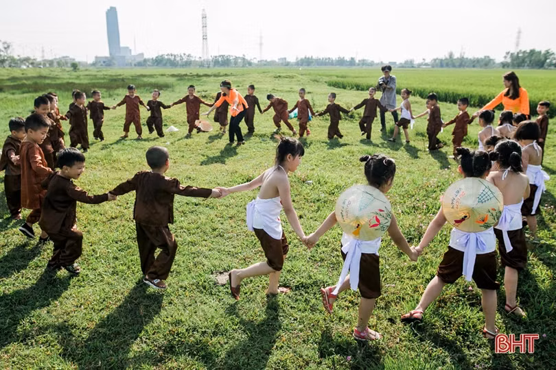 Ngộ nghĩnh bộ ảnh “Bé làm nông dân” của trẻ Mầm non Trí Đức