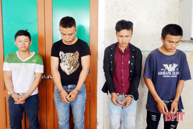 Tóm gọn 5 đối tượng dùng hung khí chặn cướp tài sản người đi đường