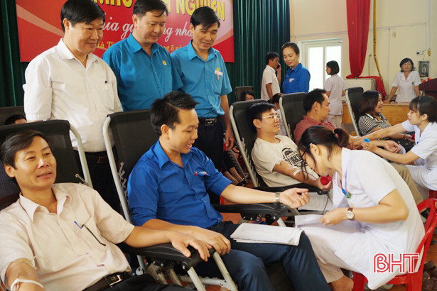 can bo dvtn nganh y te se chia giot hong nhan ai